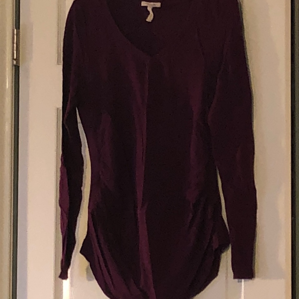 Maternity top with cinched sides